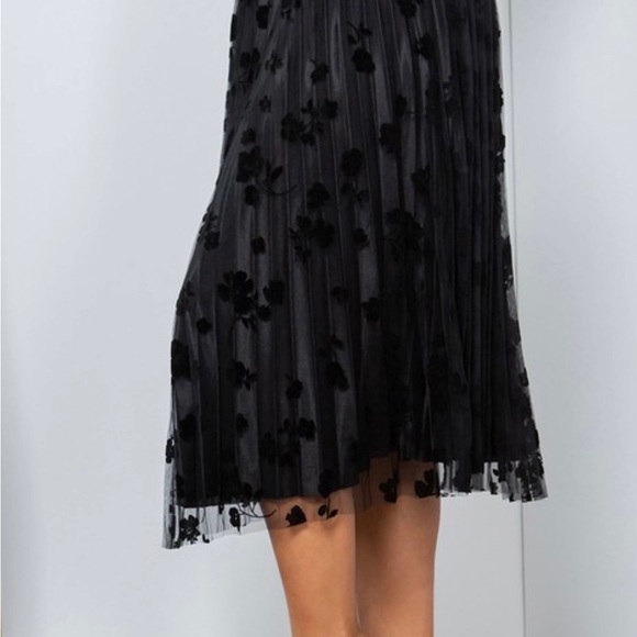 Black skirt with mesh outlayer - Picture 5 of 8